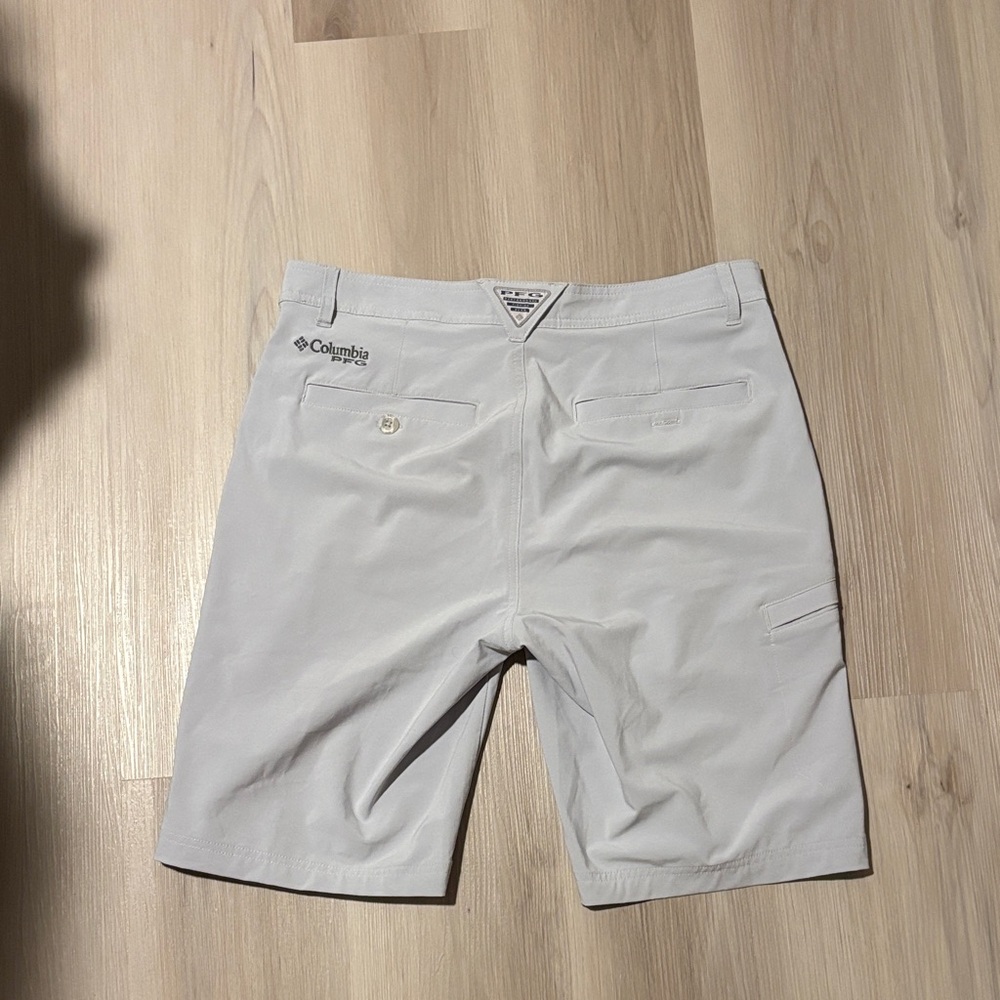 Columbia Men's Light Gray Cargo Shorts